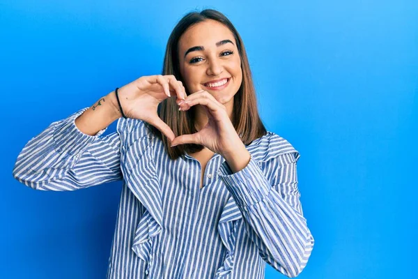 Chica Morena Joven Con Camisa Azul Casual Sonriendo Amor Haciendo — Foto de Stock