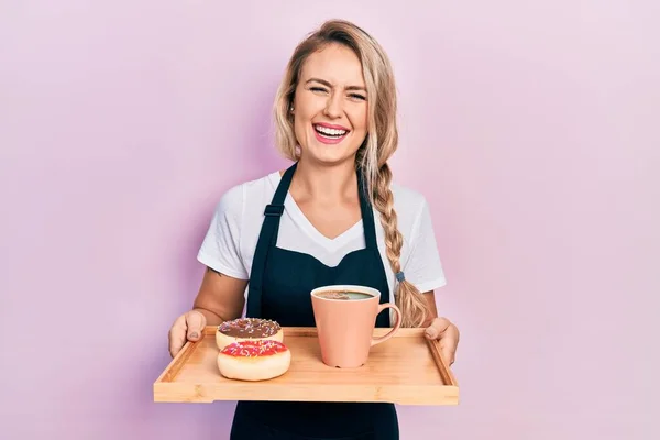 Hermosa Joven Rubia Con Delantal Camarera Sosteniendo Bandeja Desayuno Sonriendo — Foto de Stock