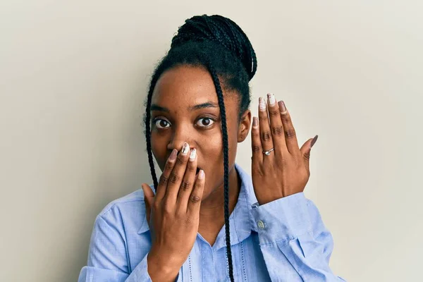 Африканская Американка Плетеными Волосами Обручальным Кольцом Покрывающим Рот Рукой Шокирована — стоковое фото
