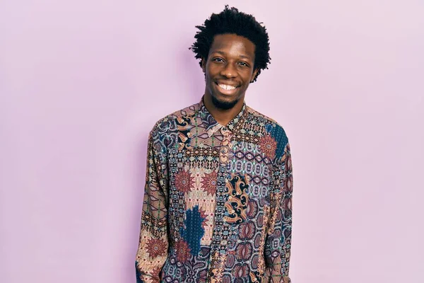 Jovem Afro Americano Vestindo Roupas Casuais Parecendo Positivo Feliz Sorrindo — Fotografia de Stock