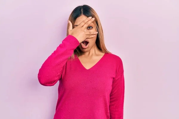 Piękna Latynoska Kobieta Ubrana Luźny Różowy Sweter Podglądająca Dłońmi Twarz — Zdjęcie stockowe