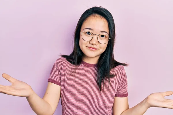 Menina Chinesa Jovem Vestindo Roupas Casuais Óculos Expressão Indolor Confuso — Fotografia de Stock