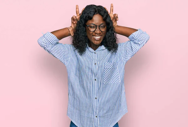 Mooie Afrikaanse Jonge Vrouw Casual Kleding Bril Poseren Grappig Gek — Stockfoto