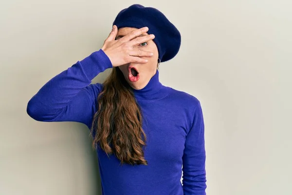 Νεαρή Ξανθιά Γυναίκα Που Φοράει Γαλλικό Βλέμμα Μπερέ Κρυφοκοιτάζει Σοκ — Φωτογραφία Αρχείου