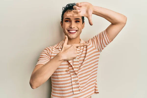 Bonito Homem Vestindo Maquiagem Vestindo Camiseta Casual Sorrindo Fazendo Moldura — Fotografia de Stock