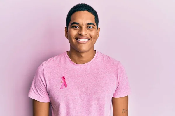 Homem Hispânico Bonito Jovem Vestindo Fita Câncer Rosa Camisa Olhando — Fotografia de Stock