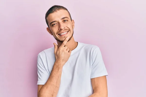 Ισπανόφωνος Νεαρός Άνδρας Φορώντας Casual Λευκό Πουκάμισο Χαμογελώντας Αναζητούν Αυτοπεποίθηση — Φωτογραφία Αρχείου