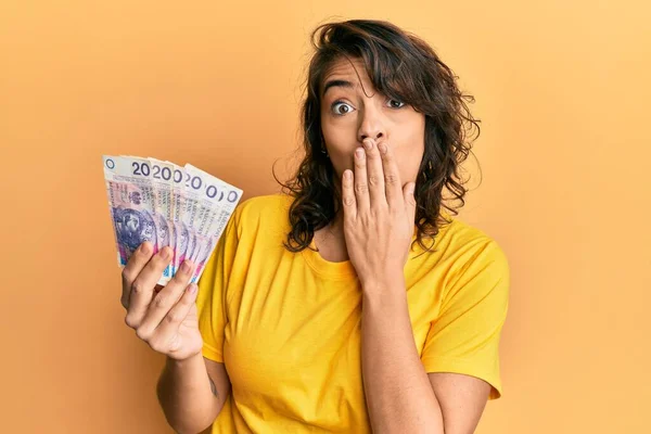 Genç Spanyol Kadın Elinde Tane Polonyalı Zloti Banknot Tutuyor Ağzını — Stok fotoğraf