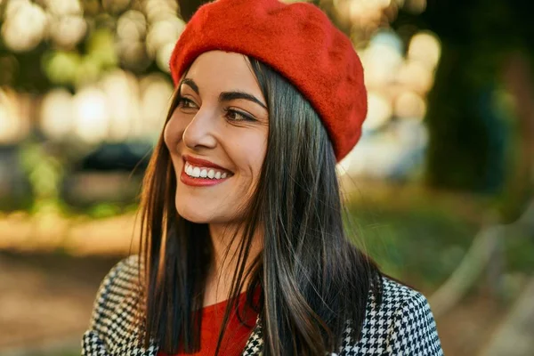 Jonge Spaanse Vrouw Glimlachend Gelukkig Staande Stad — Stockfoto