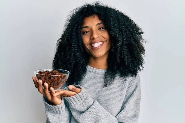 Afrikaans Amerikaanse Vrouw Met Afro Haar Houden Rozijnen Kom Kijken — Stockfoto