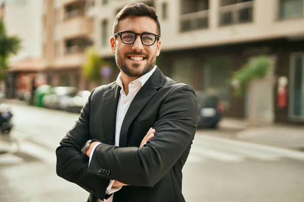 Junger Hispanischer Geschäftsmann Mit Verschränkten Armen Lächelt Glücklich Die Stadt — Stockfoto