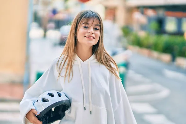 Blank Sportief Tiener Meisje Glimlachen Gelukkig Holding Fiets Helm Stad — Stockfoto