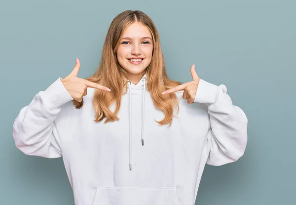 Piękna Młoda Kaukaska Dziewczyna Ubrana Luźną Bluzę Wyglądająca Pewnie Uśmiechem — Zdjęcie stockowe