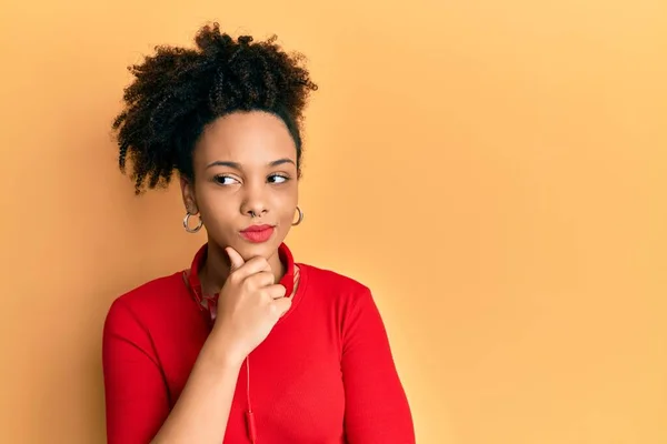 Junge Afrikanisch Amerikanische Mädchen Hören Musik Mit Kopfhörern Ernstes Gesicht — Stockfoto