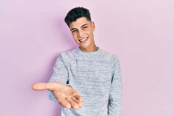Jonge Spaanse Man Casual Kleding Glimlachend Vriendelijk Aanbieden Van Handdruk — Stockfoto