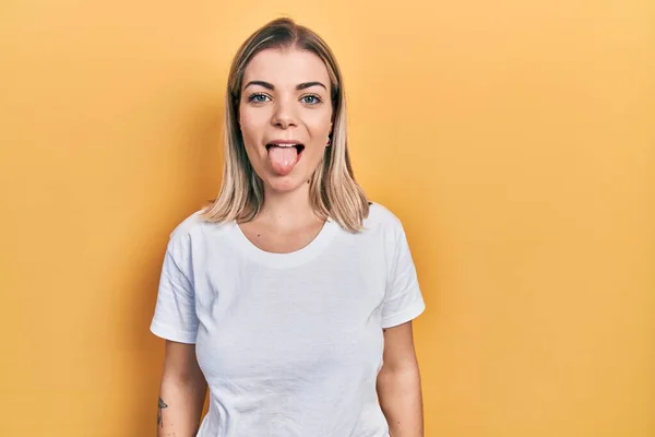 Mooie Blanke Vrouw Draagt Casual Wit Shirt Steken Tong Uit — Stockfoto