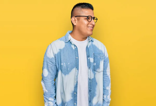 Joven Latino Vestido Con Ropa Casual Gafas Mirando Hacia Otro —  Fotos de Stock