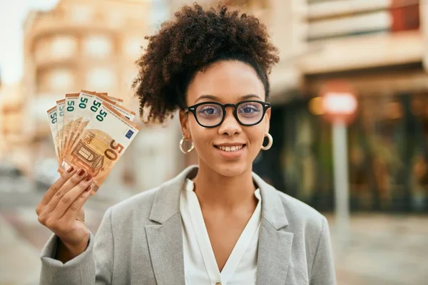 Fiatal Afro Amerikai Üzletasszony Eurobankjegyet Tart Városban — Stock Fotó