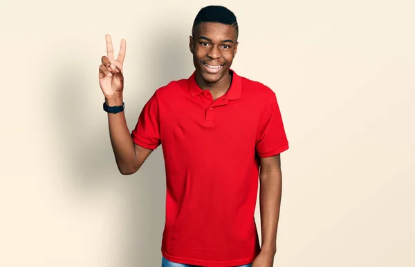 Junger Afrikanisch Amerikanischer Mann Lässigem Rotem Shirt Lächelt Die Kamera — Stockfoto
