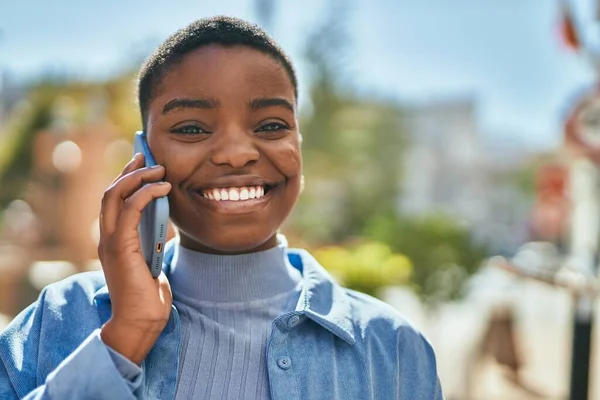 Jovem Afro Americana Sorrindo Feliz Falando Smartphone Cidade — Fotografia de Stock