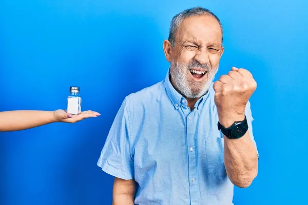 Bonito Homem Sênior Com Barba Oferecendo Sal Irritado Frustrado Gritando — Fotografia de Stock