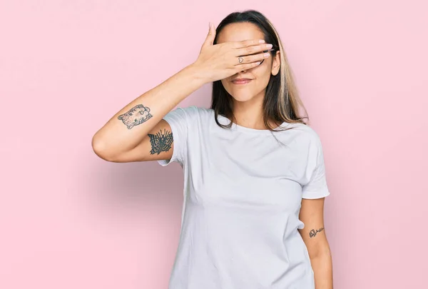 Mujer Hispana Joven Vistiendo Una Camiseta Blanca Casual Cubriendo Los — Foto de Stock