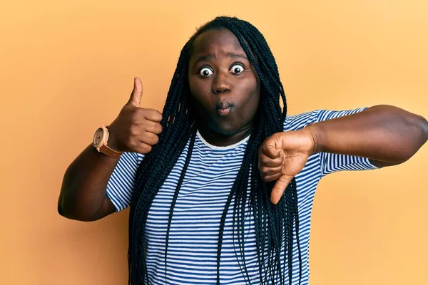 Joven Mujer Negra Con Trenzas Haciendo Pulgares Hacia Abajo Pulgares — Foto de Stock