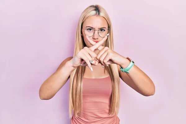 Ung Blond Flicka Bär Casual Kläder Avvisande Uttryck Korsning Fingrar — Stockfoto