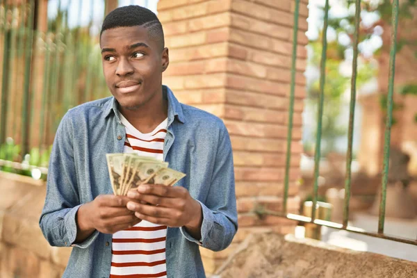 Ung Afrikansk Amerikansk Man Ler Glad Håller Dollar Stan — Stockfoto