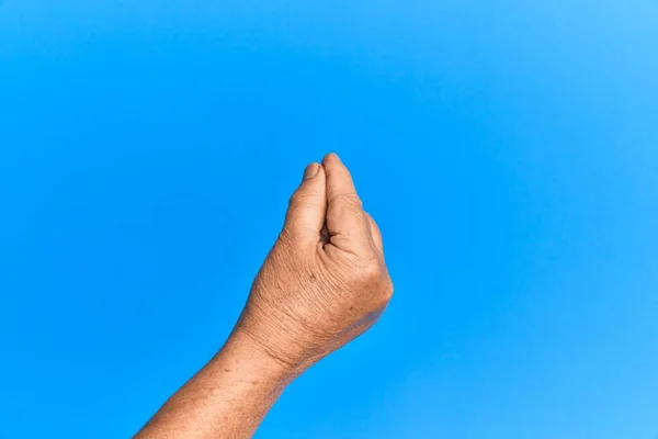 Рука Старшего Латиноамериканца Синем Изолированном Фоне Держащего Пустое Место Большим — стоковое фото