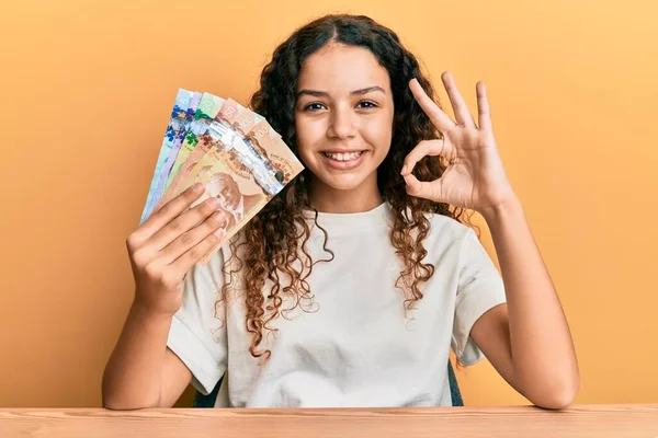 Підліток Підступна Дівчина Тримає Канадійські Долари Робить Плакат Пальцями Усміхається — стокове фото