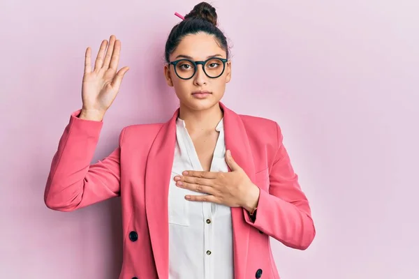 Mooie Midden Oosterse Vrouw Draagt Zakelijke Jas Bril Vloeken Met — Stockfoto