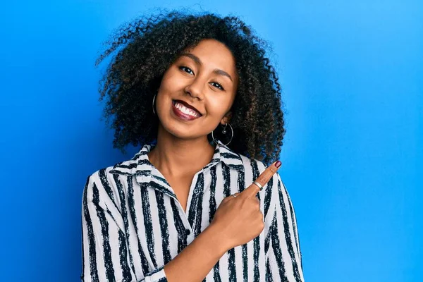 Vacker Afrikansk Amerikansk Kvinna Med Afro Hår Bär Casual Kläder — Stockfoto