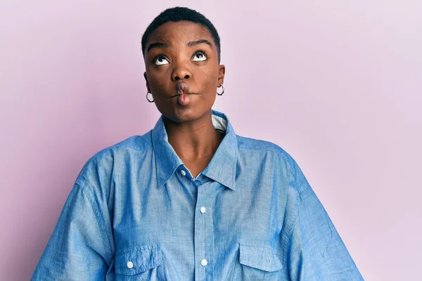 Jonge Afro Amerikaanse Vrouw Casual Kleding Vissengezicht Met Lippen Gek — Stockfoto