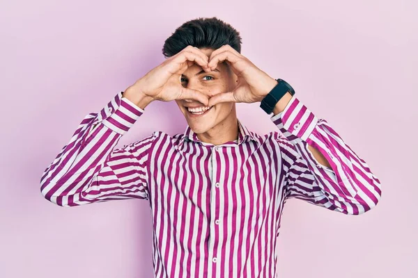 Ung Latinamerikansk Man Klädd Avslappnade Kläder Gör Hjärtformen Med Hand — Stockfoto