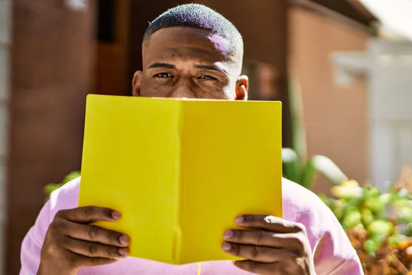 Jeune Afro Américaine Couvrant Bouche Avec Livre Ville — Photo