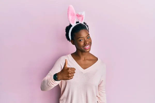 Jovem Menina Afro Americana Vestindo Orelhas Coelho Bonito Páscoa Fazendo — Fotografia de Stock