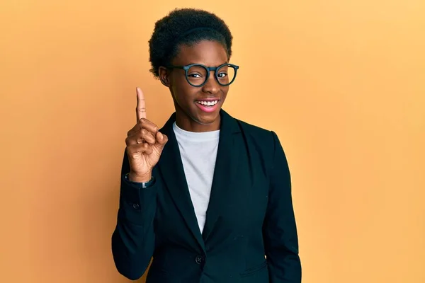 Jovem Afro Americana Vestindo Jaqueta Negócios Óculos Sorrindo Com Uma — Fotografia de Stock
