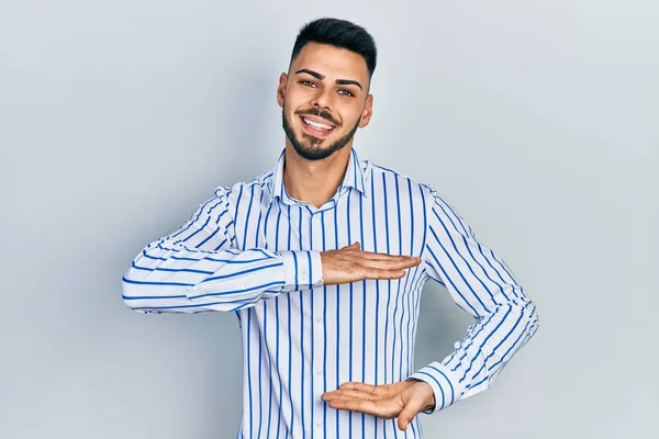 Homem Hispânico Jovem Com Barba Vestindo Camisa Listrada Casual Gesticulando — Fotografia de Stock