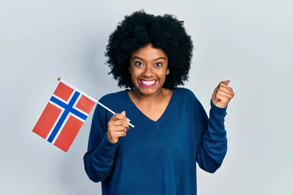 Junge Afroamerikanerin Mit Norwegischer Fahne Schreit Stolz Und Feiert Sieg — Stockfoto