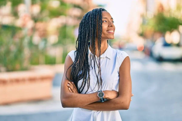 Jonge Afro Amerikaanse Vrouw Met Gekruiste Armen Glimlachend Naar Stad — Stockfoto