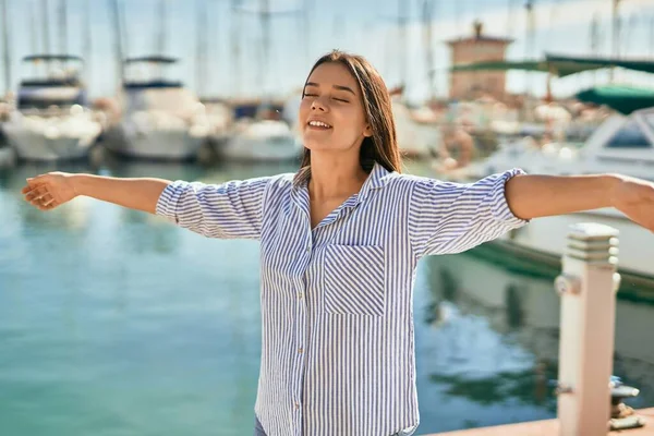 Giovane Ragazza Ispanica Respirando Con Braccia Aperte Porto — Foto Stock