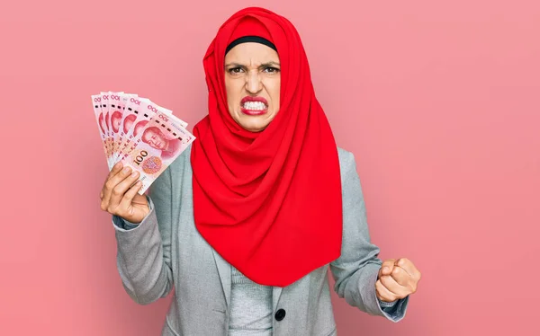 Красива Іспаномовна Жінка Ісламському Хіджабі Тримає Китайські Банкноти Юаней Роздратовані — стокове фото