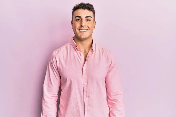 Joven Hispano Vistiendo Ropa Casual Con Una Sonrisa Alegre Fresca — Foto de Stock