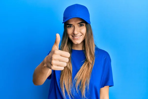 Jovem Hispânica Vestindo Uniforme Parto Boné Sorrindo Feliz Positivo Polegar — Fotografia de Stock