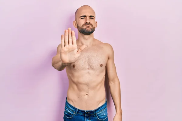 Jonge Kale Man Die Shirtloos Staat Zingen Stop Met Palm — Stockfoto