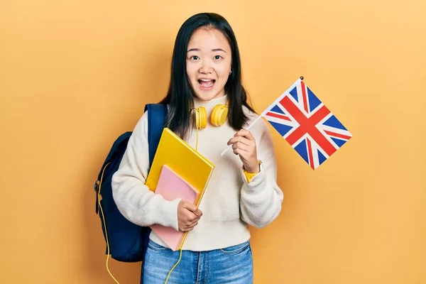Jovem Chinês Menina Intercâmbio Estudante Segurando Bandeira Reino Unido Celebrando — Fotografia de Stock