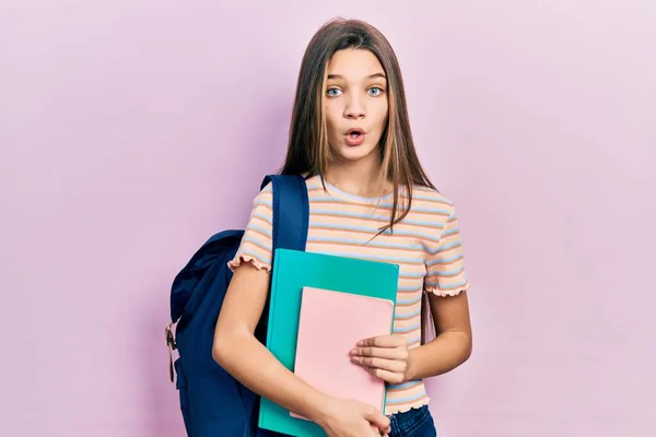 Junge Brünette Mädchen Mit Studenten Rucksack Und Bücher Verängstigt Und — Stockfoto