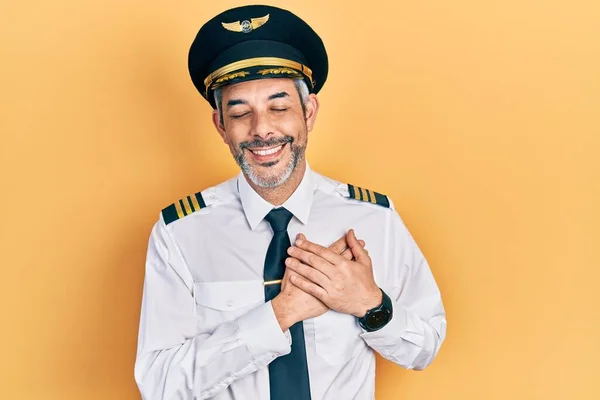 Schöner Mann Mittleren Alters Mit Grauen Haaren Flugzeugpilotenuniform Lächelnd Mit — Stockfoto