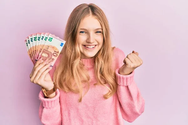 Hermosa Chica Caucásica Joven Sosteniendo Montón Billetes Euros Gritando Orgulloso — Foto de Stock